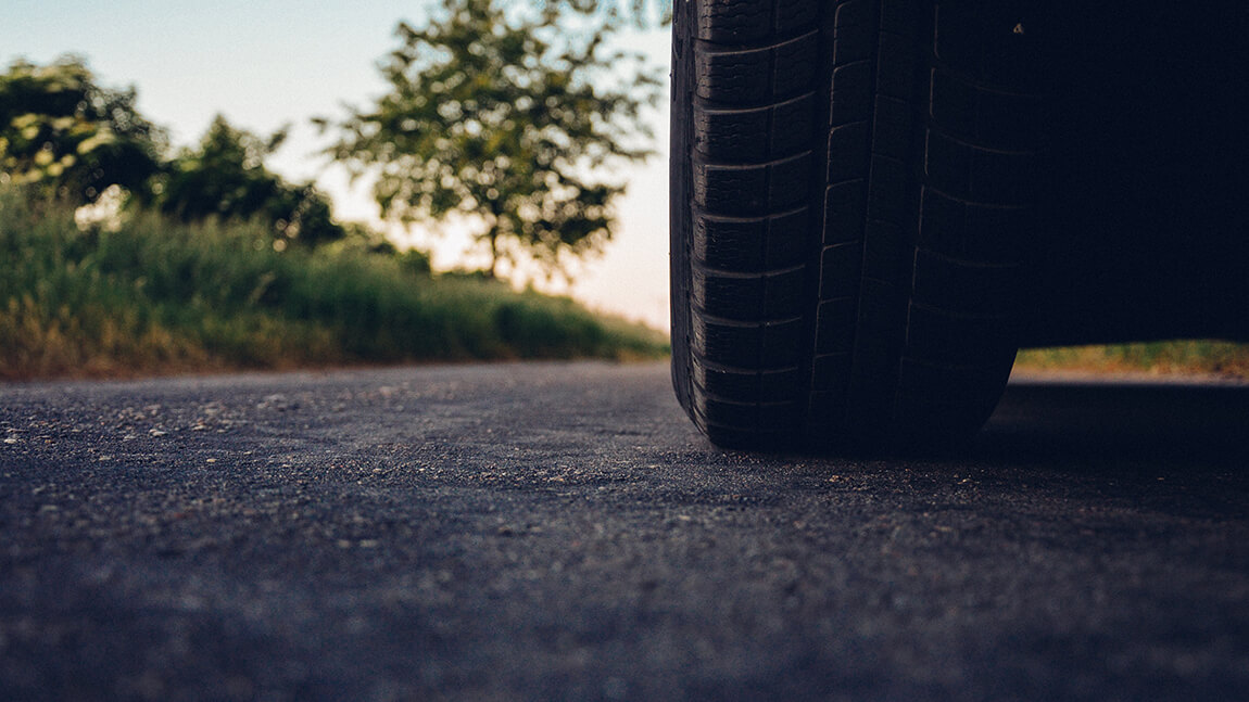 Detailný pohľad na koleso auta