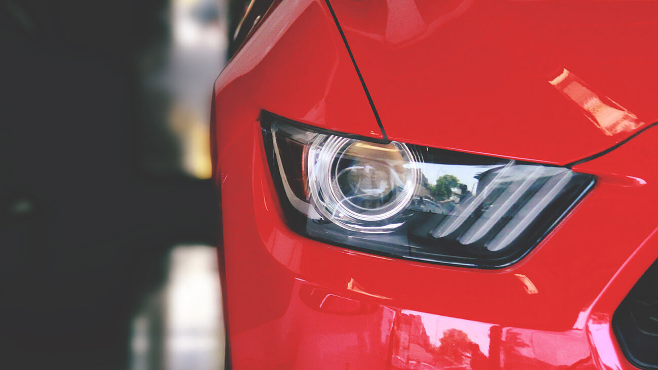 Detailný pohľad na červené auto