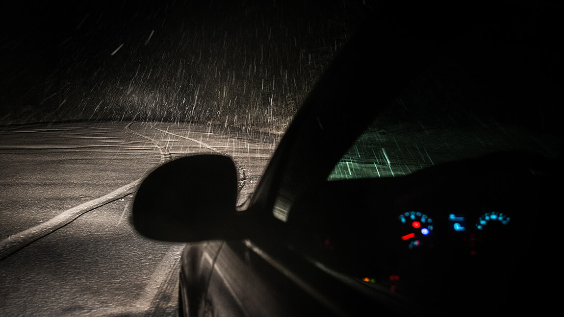 Auto idúce po ceste počas búrky